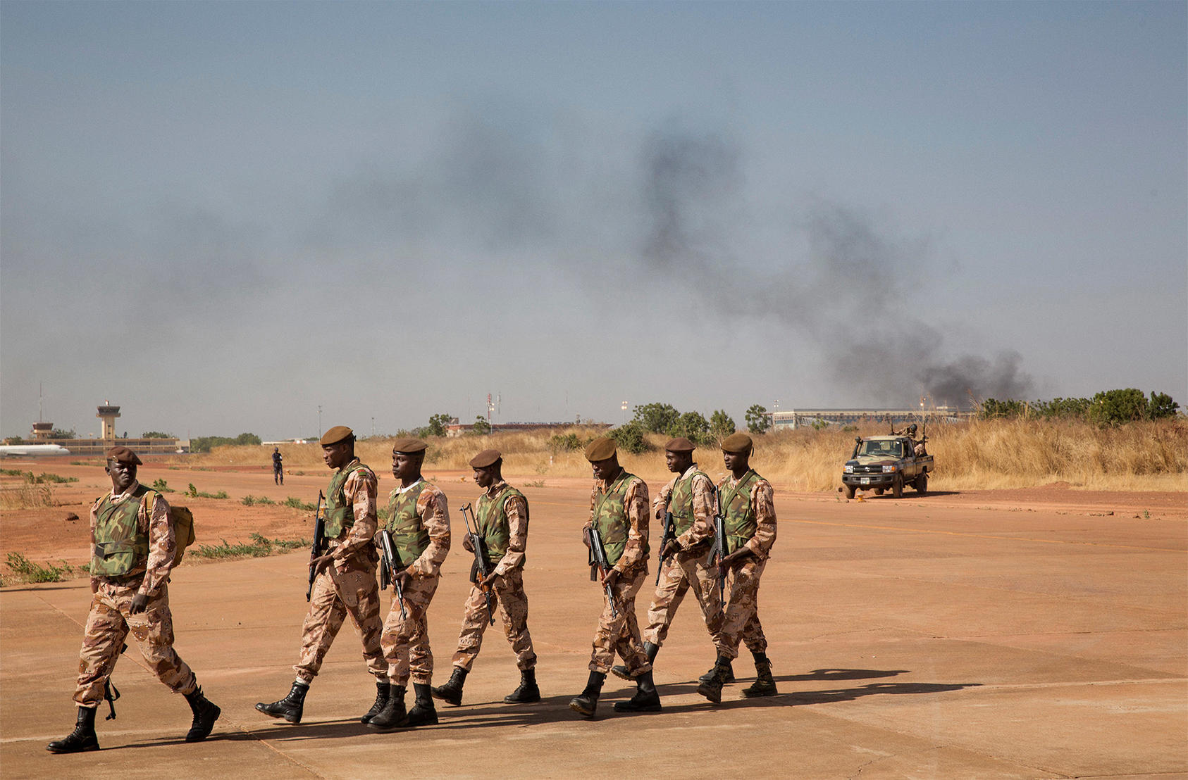 Mali: coordinated touareg and jihadist assault challenges military junta and russian allies