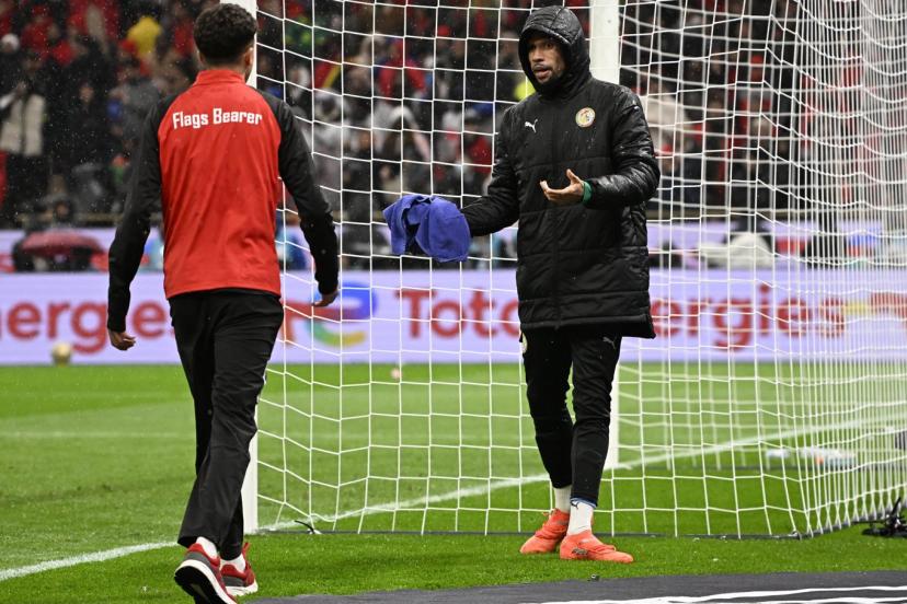 Yehvann Diouf defending Édouard Mendy's towel during the CAN final