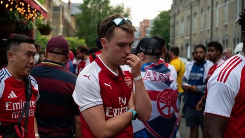 Fair-play of london’s arsenal fans after champions league heartbreak