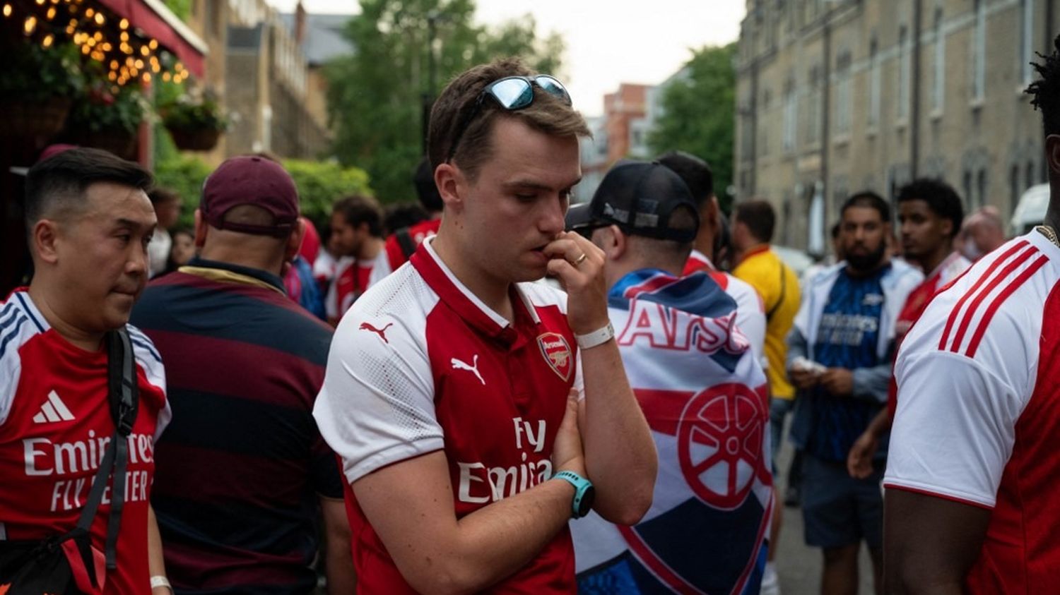 Fair-play of london’s arsenal fans after champions league heartbreak