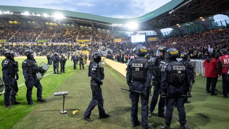 French football league disrupted by unacceptable pitch invasion in nantes