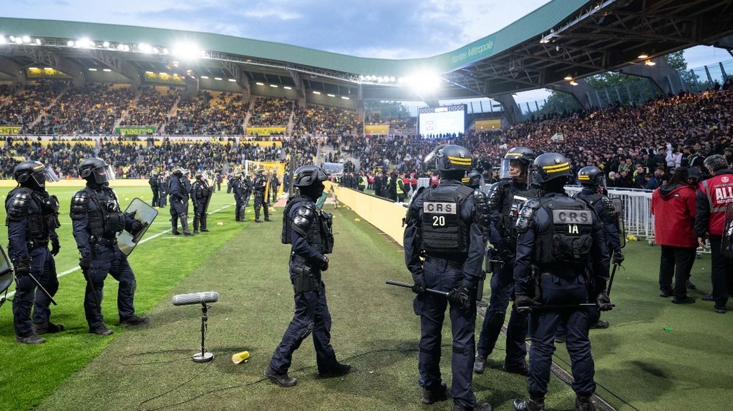 French football league disrupted by unacceptable pitch invasion in nantes