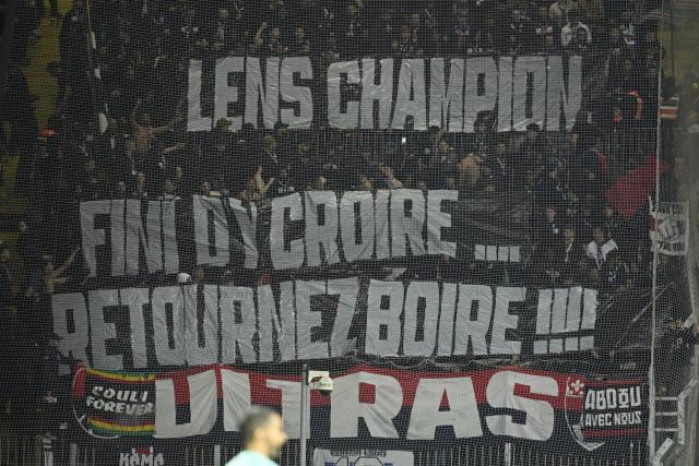 «Lens champion, fini d’y croire, retournez boire !», «CUP bâtard»… Le match des banderoles entre supporters parisiens et Lensois