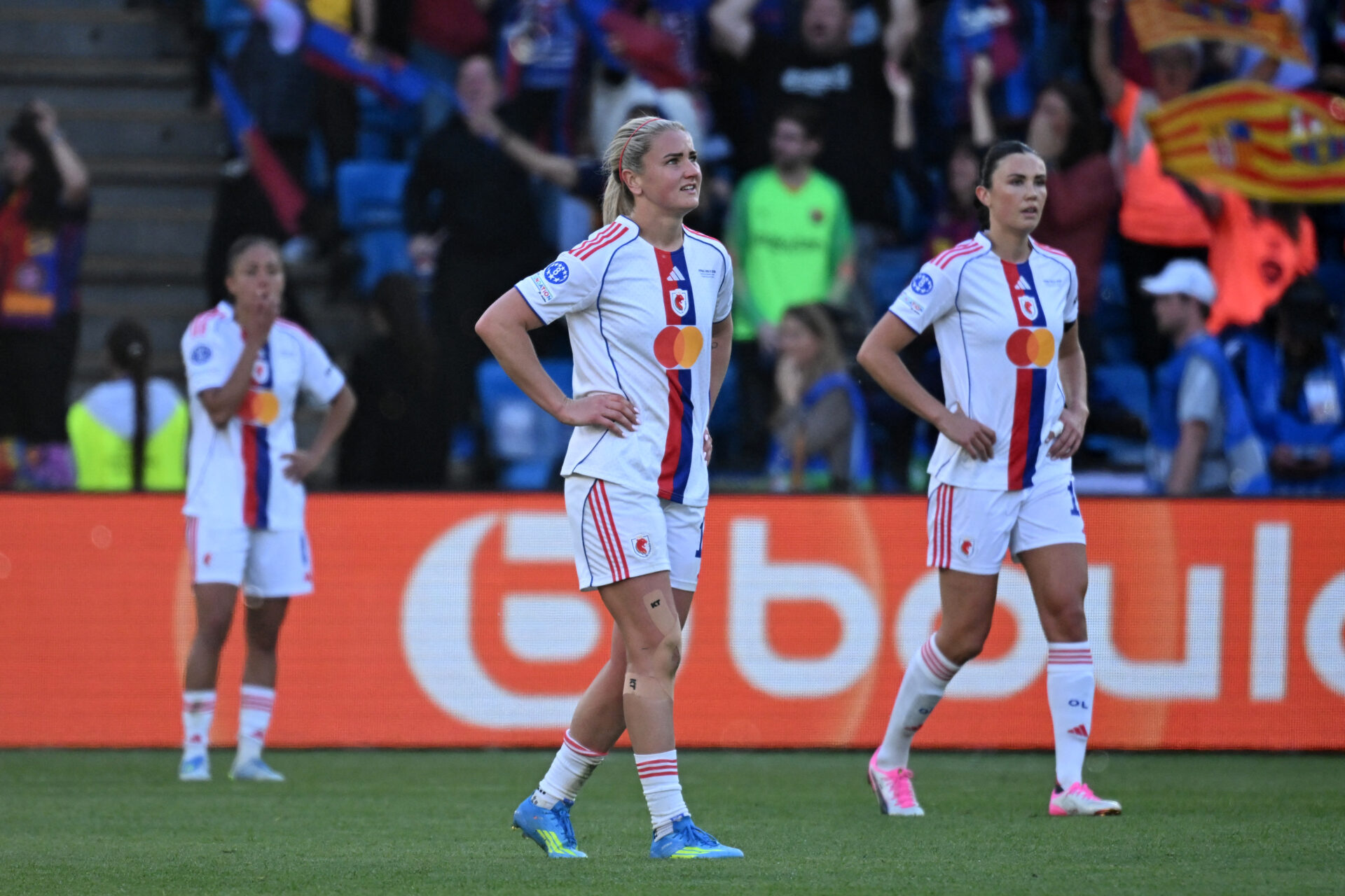 Lyonnaise heaps bids farewell to champions league in barcelona defeat