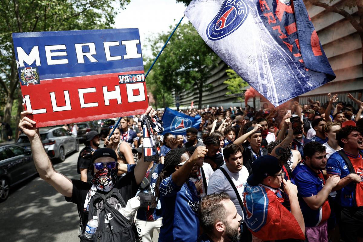 Electric atmosphere builds at parc des princes ahead of psg arsenal champions league final
