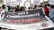 Des manifestants brandissent une pancarte sur laquelle on peut lire "non à l’homosexualité" lors d’une manifestation réclamant la criminalisation de l’homosexualité au Sénégal, à Dakar, le 23&nbsp;mai 2025. Des manifestants ont défilé à Dakar le 23&nbsp;mai 2025 po