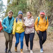 Walking can be done in groups or alone, depending on personal preferences. © DisobeyArt, Adobe Stock