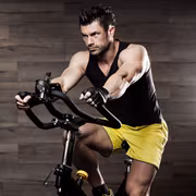Choosing an elliptical trainer under €500 can help with weight loss or improving fitness © romanolebedev, Adobe Stock