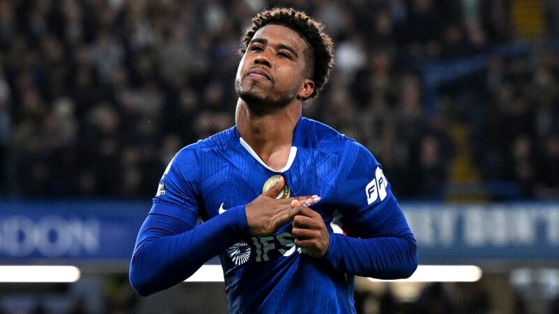 Le recrutement d’Andrey Santos par Manchester United, estimé à 50 millions de livres sterling, est qualifié de « curieux » et « risqué » par d’anciennes gloires des Red Devils et de Chelsea, qui partagent le même avis sur ce transfert