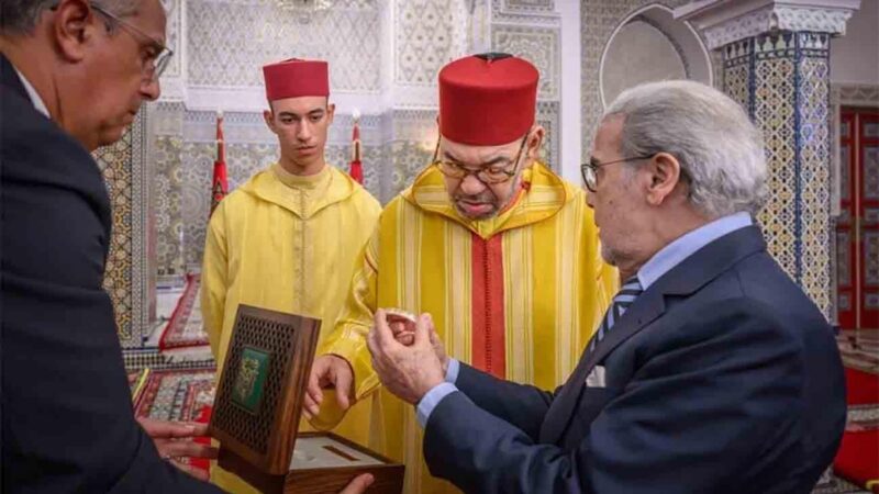 Le roi du Maroc reçoit le rapport annuel de la Banque Al