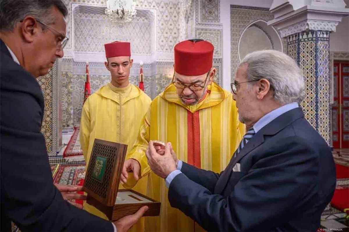 Le roi du Maroc reçoit le rapport annuel de la Banque Al