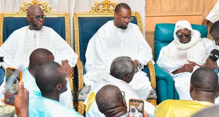 Ousmane Sonko salue l’héritage de Serigne Touba lors de sa visite au khalife