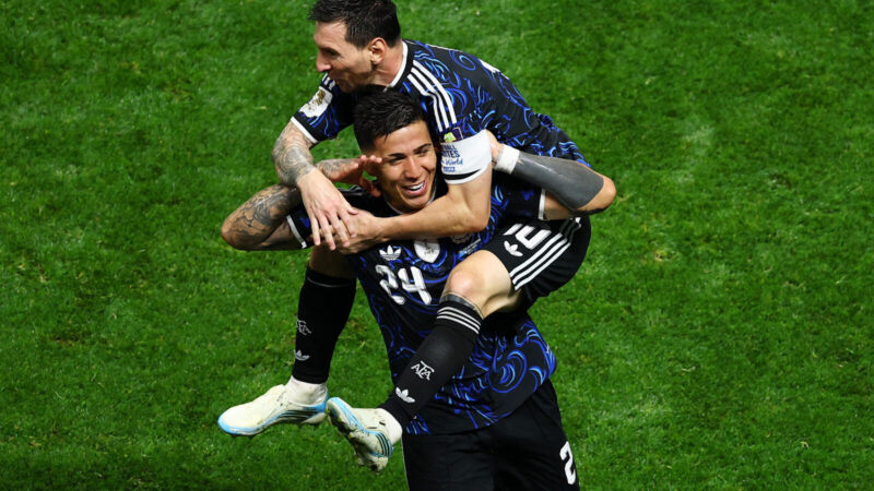 Argentina edge England to reach World Cup final