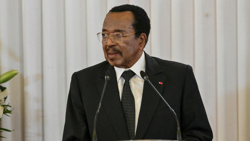 Le président camerounais Paul Biya prononce un discours en présence du pape Léon XIV (hors champ) au palais présidentiel de Yaoundé, lors du troisième jour d'un voyage apostolique de 11 jours en Afrique, le 15 avril 2026.