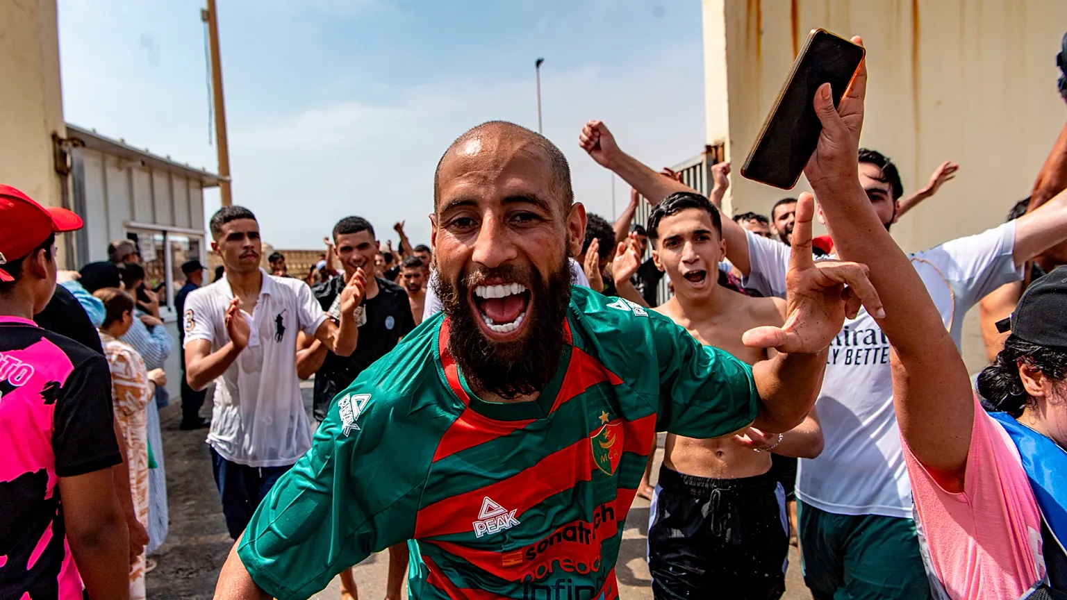 Des migrants entrent depuis le Maroc dans l'enclave espagnole de Ceuta, le jeudi 30 juillet 2026. (Photo AP/Antonio Sempere)