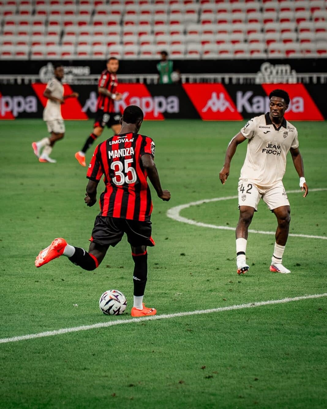 Mandza balle au pied contre le FC Lorient.